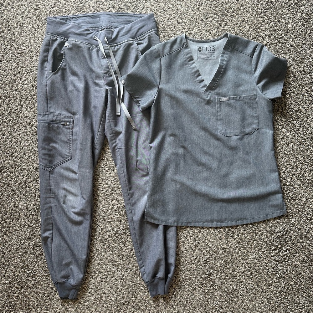 FIGS Charcoal Scrub Set - Zamora Joggers & Catarina Top